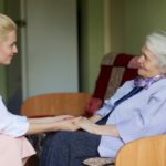 ソファに座る高齢者女性