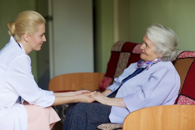 ソファに座る高齢者女性