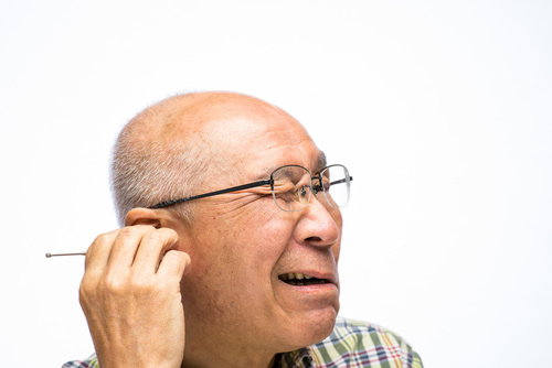 耳かきをして外耳を傷つけるシニア男性