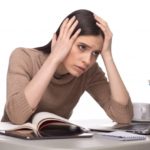 ストレスで頭を抱える女性