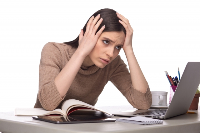 ストレスで頭を抱える女性