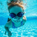 プールに潜る子供