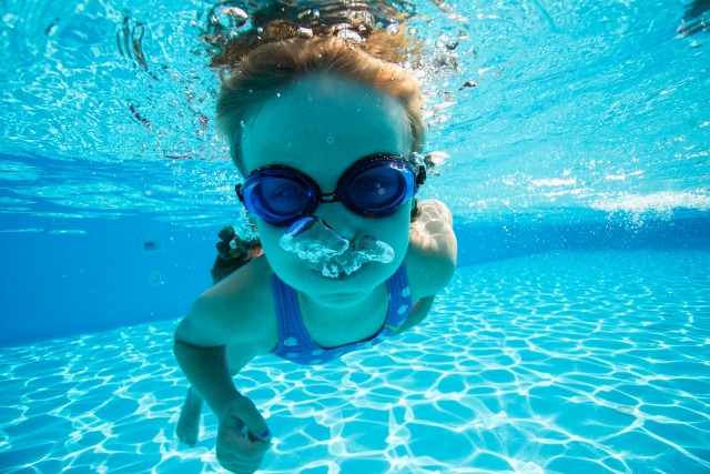 プールに潜る子供