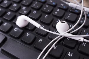 イヤホンで聞いてみる