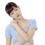 肩こりに悩む女性